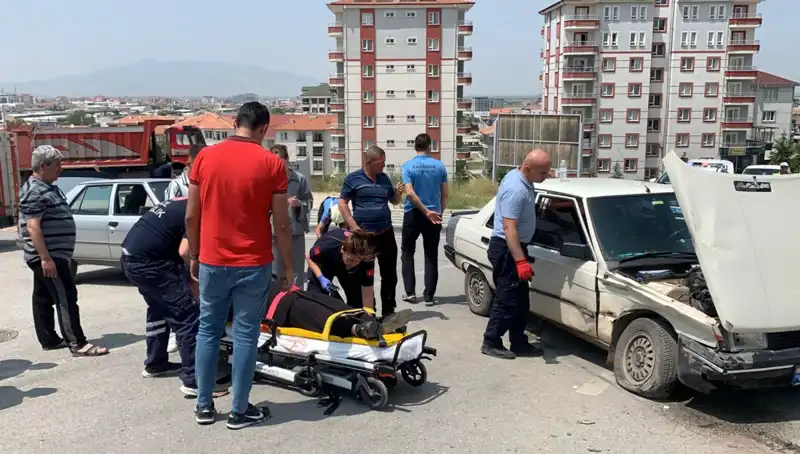 Kavşakta Meydana Gelen Kazada İki Kişi Yaralandı