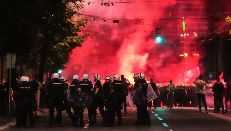 Sırbistan'da On Binler Erken Seçim İçin Sokaklarda, Gözaltılar Başladı!