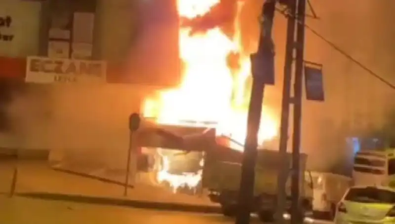 Başakşehir’deki İş Merkezinde Korkutan Yangın: Neler Yaşandı?
