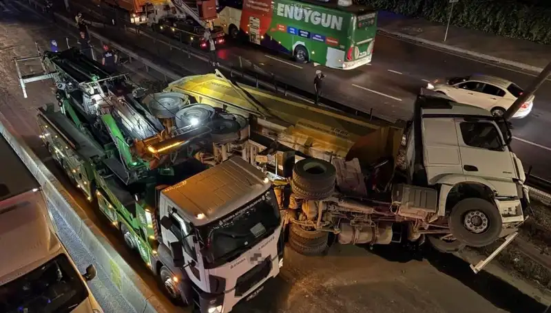 Moloz Yüklü Hafriyat Kamyonu Devrildi: Olay Yerinden İlk Görüntüler!
