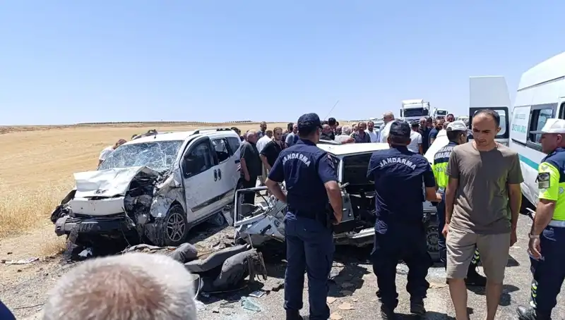 Otomobil ve Hafif Ticari Araç Çarpıştı: Facia Sonucu 4 Ölü, 1 Yaralı