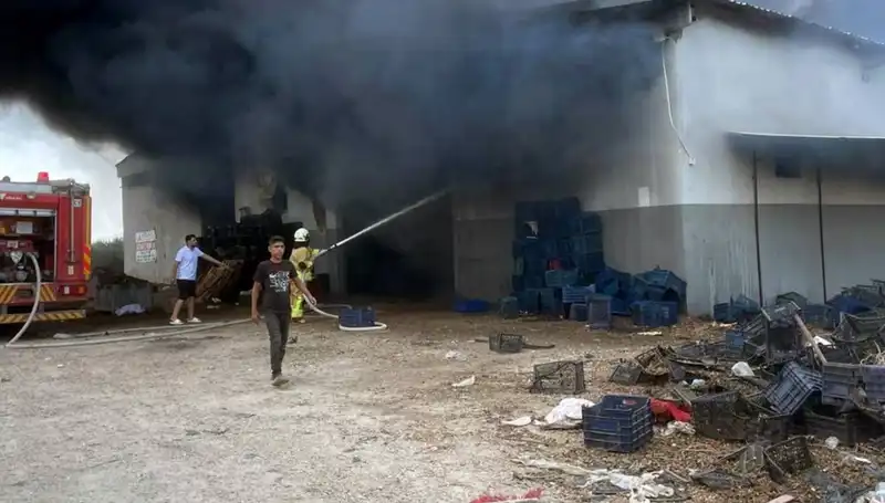 Plastik Kasa Deposunda Çıkan Yangın, Şehirde Panik Yarattı!
