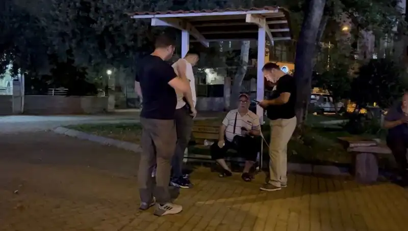 Kısmı Görme Kaybı Olan Adamın Telefonunu Çaldılar: Güvenlik Kamerası Kayıtları Ortaya Çıktı