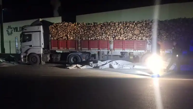 Brandayı Toplayan TIR Sürücüsüne Otomobil Çarptı: Kaza Anının Detayları