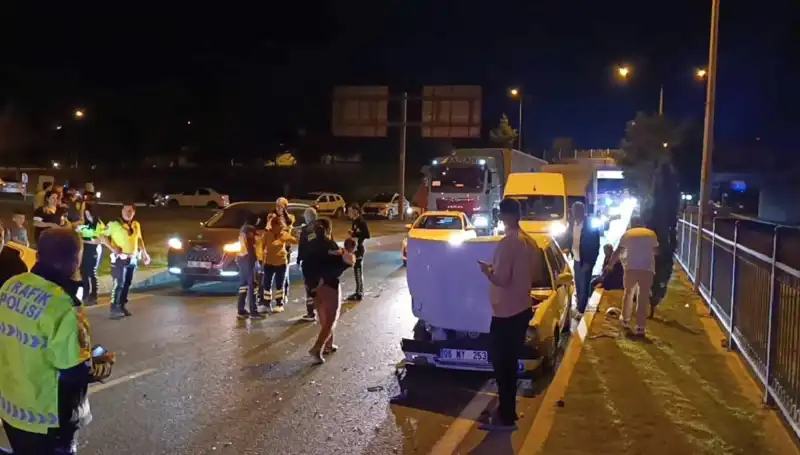 Otoyolda Geri Dönüş Yapan Araç Kazaya Neden Oldu: 4 Yaralı, İkisi Çocuk