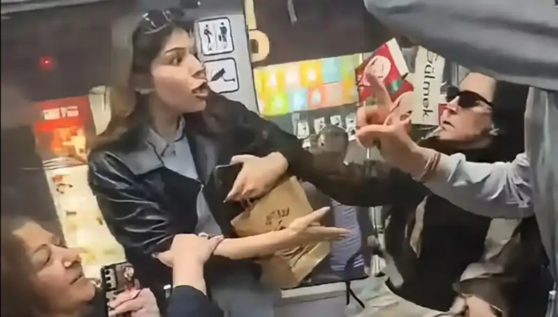 Tramvayda Kadınlar Arasında Tekmeli Kavga! Olayın Detayları Şaşırtıyor