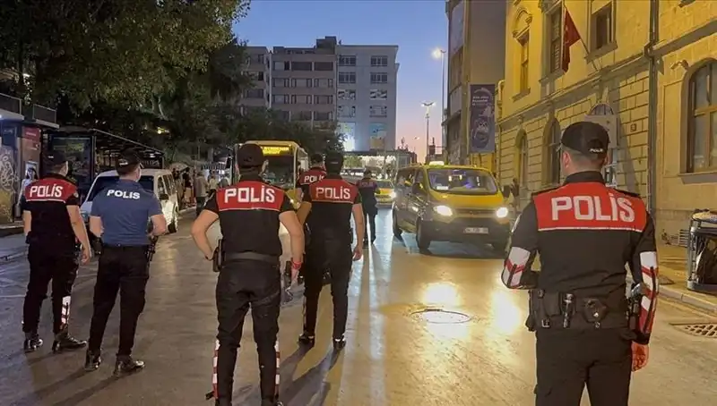 İstanbul'da Asayiş Operasyonu: Dört Saatte Yüzlerce Gözaltı Gerçekleşti