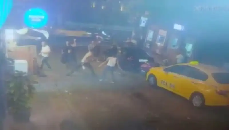 Beyoğlu'nda İki Grup Arasında Lahmacun Kavgası!