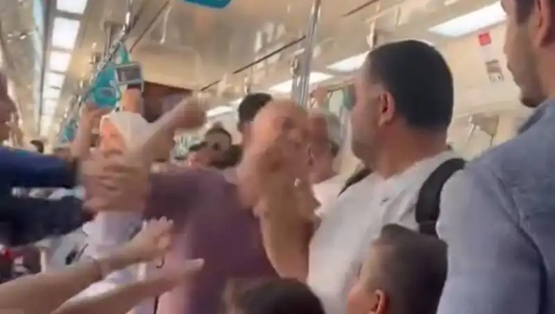 Marmaray'da Yumruklu Kavga: Yolcular Arasında Gergin Anlar Yaşandı