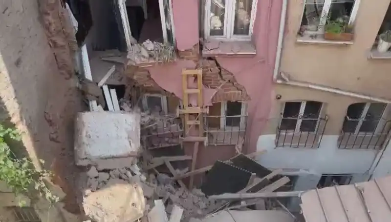 İstanbul’da Üç Katlı Binanın Balkonu Çöktü: Olayın Ardındaki Sebepler Neler?