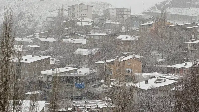 Hakkari'ye Nisan Ayında Yağan Kar, Doğa Manzarasını Değiştirdi