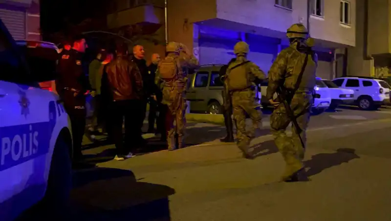 Balkondan Tüfekle Ateş Açan Kişi, Polisin Gelmesiyle Evinin Kapısını Kilitledi