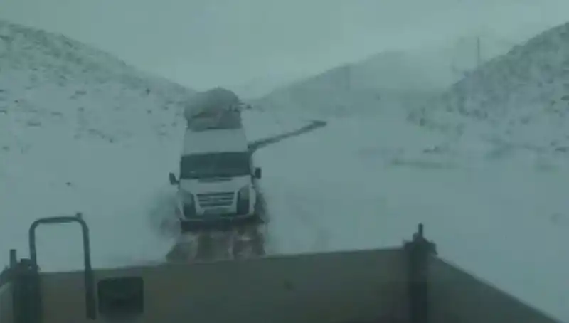 Siirt’te Karda Mahsur Kalan Minibüs Yolcuları Kurtarıldı!