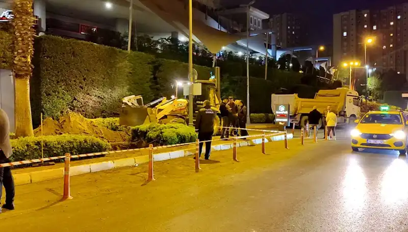 Küçükçekmece'de Doğal Gaz Borusu Patladı, Panic İle Kalabalık Dağıldı