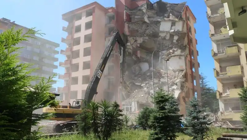 Deprem Değil Dalgalar: İki Bina Yıkım Sürecine Giriyor