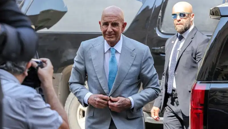 ABD Elçisi Barrack Suriye'de Barış İçin Acil Sükunet Çağrısında Bulundu
