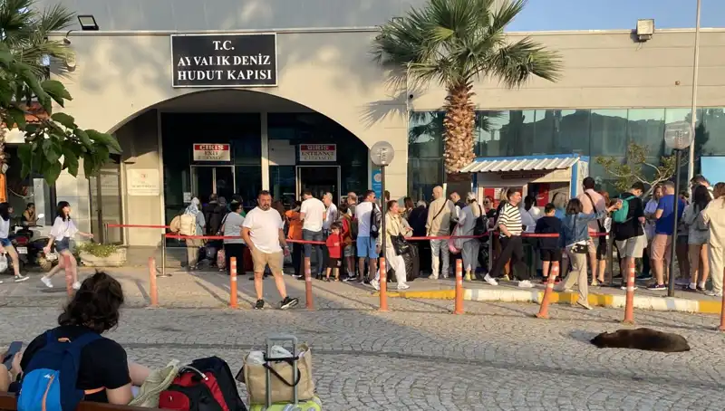 Bayramda Midilli Adası'na Yoğun İlgi: Tatilciler Ege'nin Gözde Noktasında Buluştu