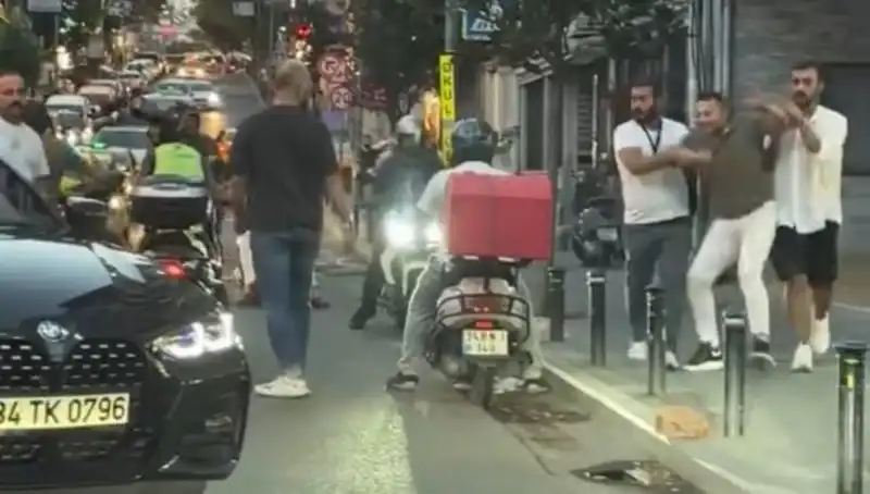 Nişantaşı'nda Yol Verme Kavgası: Kadına Sopa ile Saldırı Şok Etti!