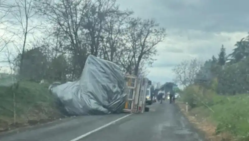Tekirdağ’da Devrilen Saman Yüklü TIR’da Kaza Korkuttu: 1 Yaralı
