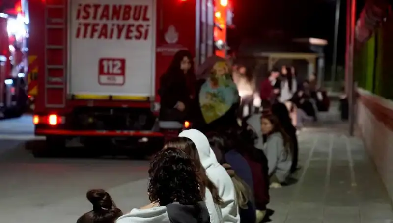 İstanbul'daki 2.500 Kişilik Kız Öğrenci Yurdunda Yangın Paniği!