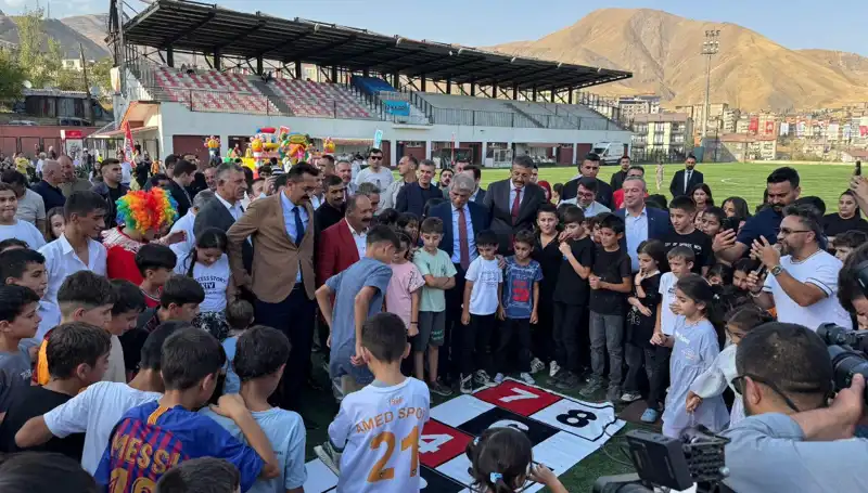 Hakkari’de Coşku Dolu Anadolu Şenliği Tüm Renkleriyle Başladı