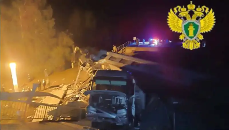 Rusya'da Köprü Çökmesi: Trenin Üzerine Düştü, Korkunç Ciddi Yaralanmalar Var