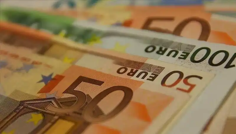 Euro'nun Zirve Yolculuğu: Düşüşün Sebepleri ve Gelecek Beklentileri