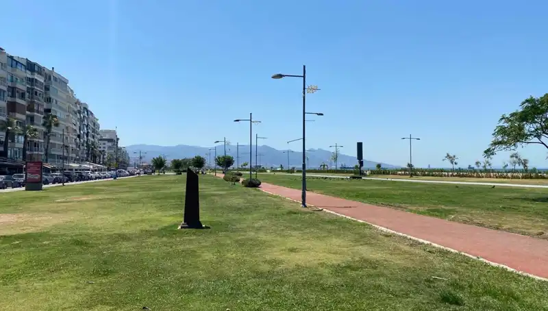 İzmir'de Sıcaklık Rekoru: Kordon Plajı Terkedildi, Halk Sıcağa Dayanamadı!