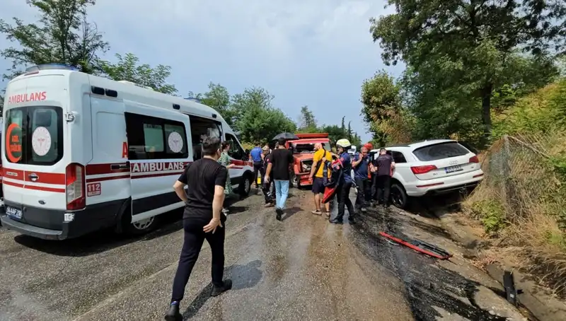 Sakarya'da Kamyonet ile Cip Çarpıştı: Mahsur Kalan Çocuklar Kurtarıldı