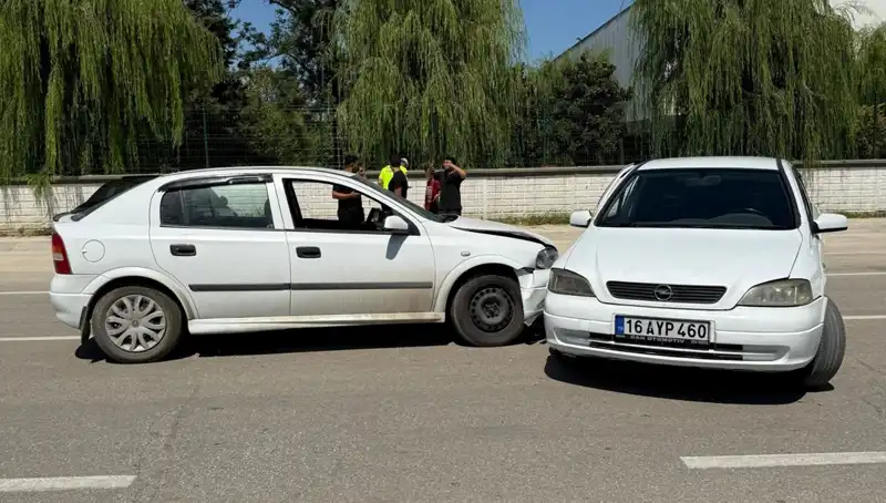İki Otomobil Çarpıştı: Kaza Anı ve Yaralıların Durumu Gündem Oldu