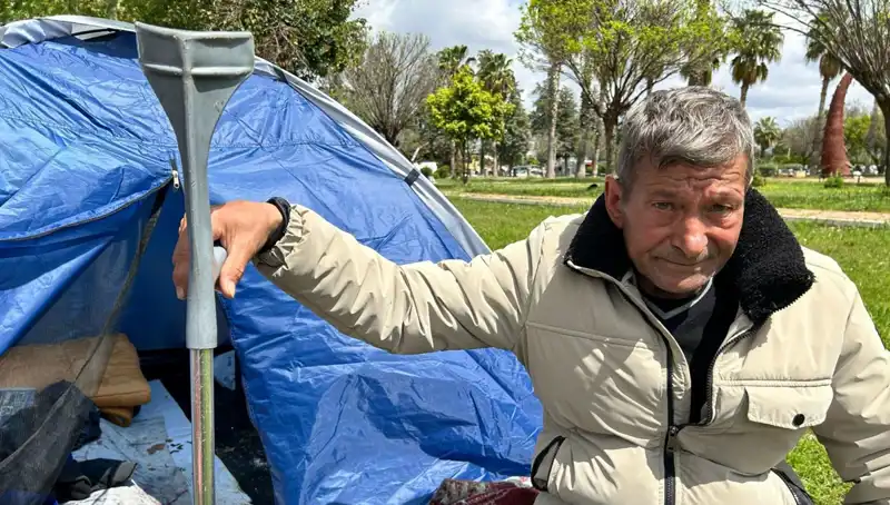 İş Kazası Sonrası Hayatı Değişen Adam, Parkta Hayata Tutunmaya Çalışıyor